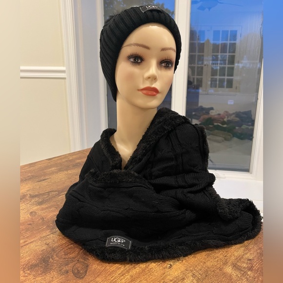 UGG KNITTED HAT AND SCARF SET - Picture 2 of 2